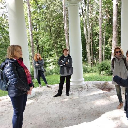 E. F. Andrė parkų paslaptis atskleidė botanikė A.Kriaučiūnienė, čia ji su savanorėmis – Užutrakio rotondoje. Nuotr. Anastasijos Archipovo